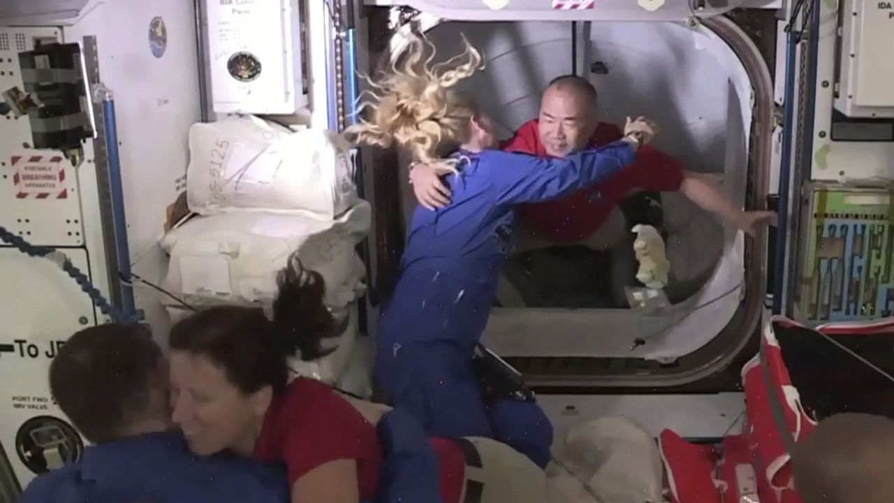 Les astronautes de l'ISS accueillent leurs collègues, 17.11.2020. [NASA TV/AP/Keystone]
