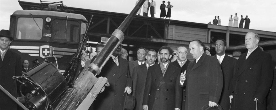 L'entrepreneur zurichois Emil Georg Bührle (au centre) a fait sa fortune en fabriquant des armes, notamment des canons, à Oerlikon. Ici, en 1954, avec Tafari Makonnen (à gauche), régent d'Ethiopie et dernier empereur d'Abyssinie. [KEYSTONE/Ilse Guenther - Keystone]