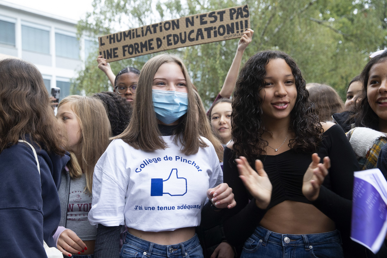Une élève porte le t-shirt "Collège de Pinchat J'ai une tenue adéquate!", lors d'une manifestation pour protester contre le règlement vestimentaire devant le collège de Pinchat le 30 septembre 2020  à Genève.