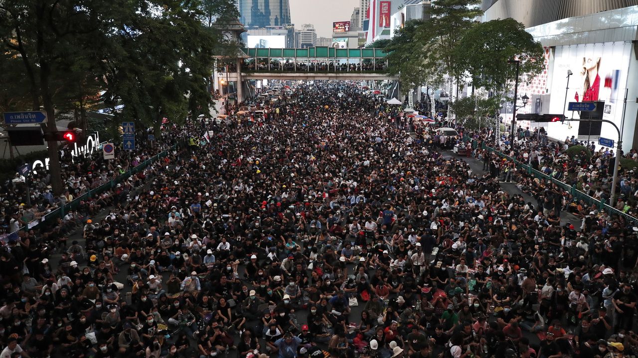Mercredi 18 novmbre: des milliers de manifestants pro-démocratie rassemblés dans le centre de Bangkok au lendemain d'affrontements avec les forces de l'ordre et des ultra-royalistes au cours desquels six manifestants ont été blessés par balles. [EPA/RUNGROJ YONGRIT - Keystone]