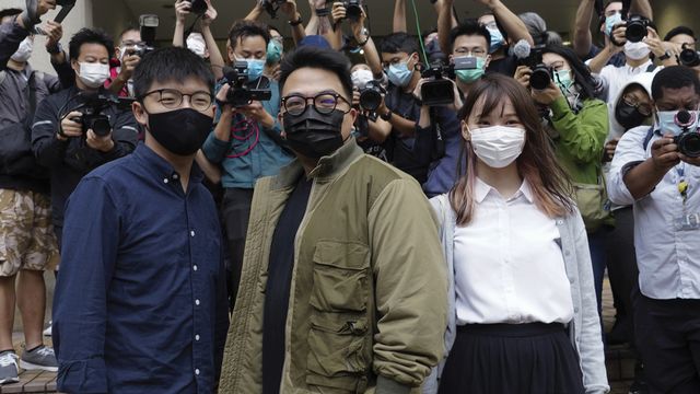 De gauche à droite, Joshua Wong, Ivan Lam et Agnes Chow. Les trois célèbres militants prodémocratie hongkongais ont été condamnés à des peines d'emprisonnement. Photo prise à Hong Kong le 23 novembre 2020. [Vincent Yu - Keystone/AP photo]