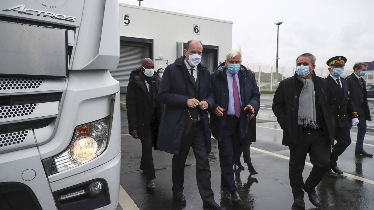 Le Premier ministre Jean Castex (à gauche), en visite à Calais, le 3 décembre 2020. [Christophe Petit Tesson - AFP]