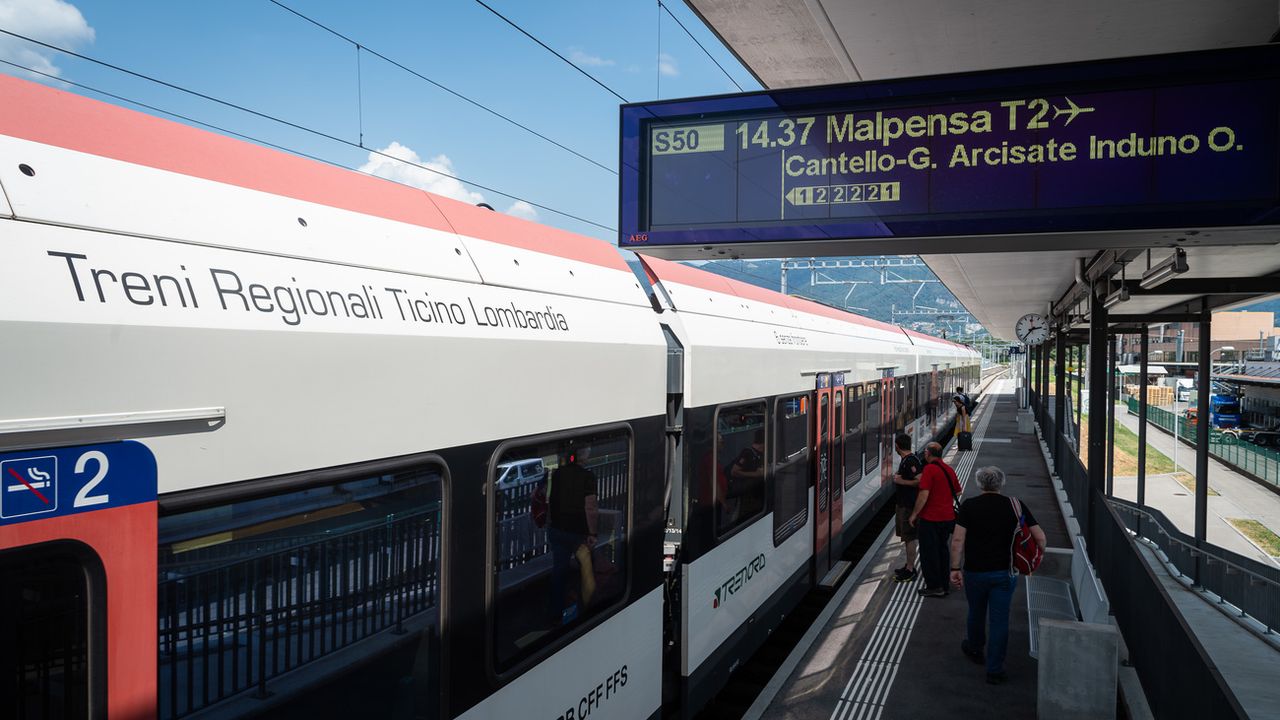 Les trains du service régional TILO entre le Tessin et la Lombardie circuleront sans restrictions en Suisse. En Italie, par contre, ils seront supprimés entre jeudi et samedi, des clarifications sont en cours pour les jours suivants. [Elia Bianchi - keystone]