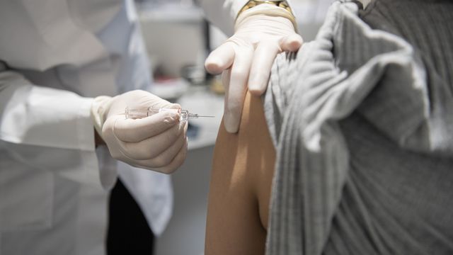 Une  vaccination contre la grippe dans une pharmacie, en janvier 2020 à Zurich. (photo prétexte) [Christian Beutler - Keystone]