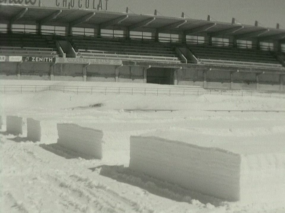 12000 mètres cube de neige sur le terrain de football de La Chaux-de-Fonds en mars 1963. [RTS]