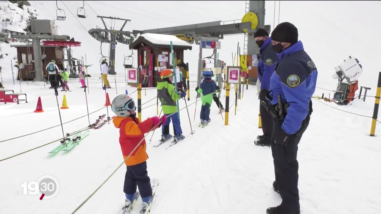 Les premiers touristes suisses et internationaux skient en Valais, même si la suite de la saison reste incertaine [RTS]