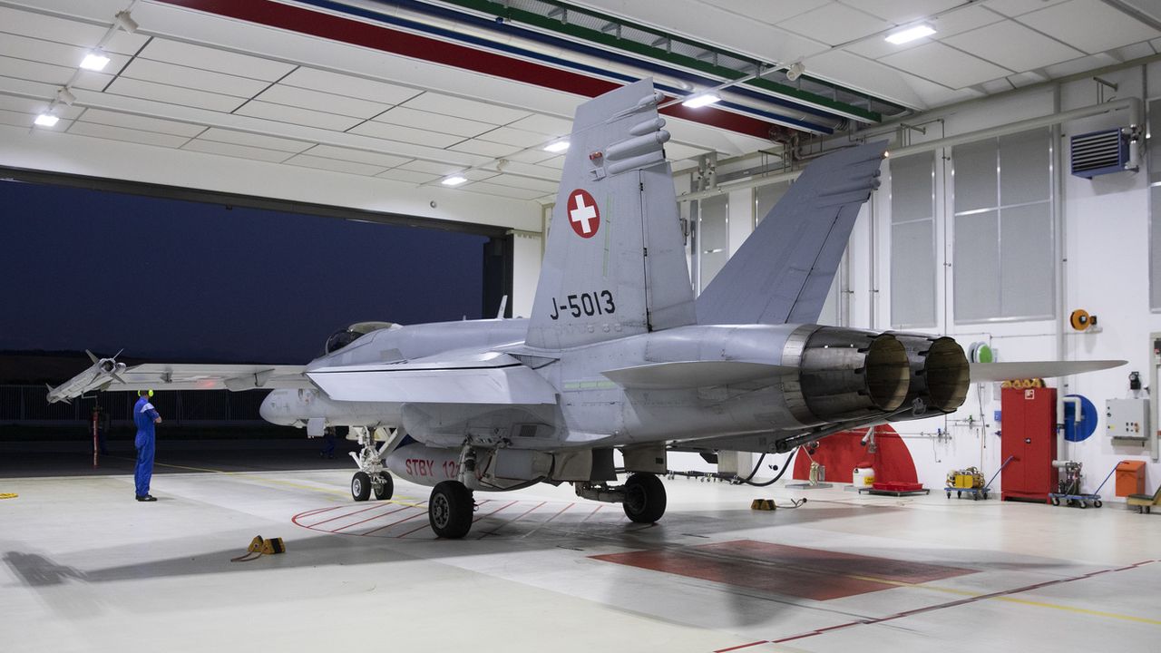 Un F/A-18 prêt à un décollage d'alarme dans un hangar de la base de Payerne. [Peter Klaunzer - Keystone]