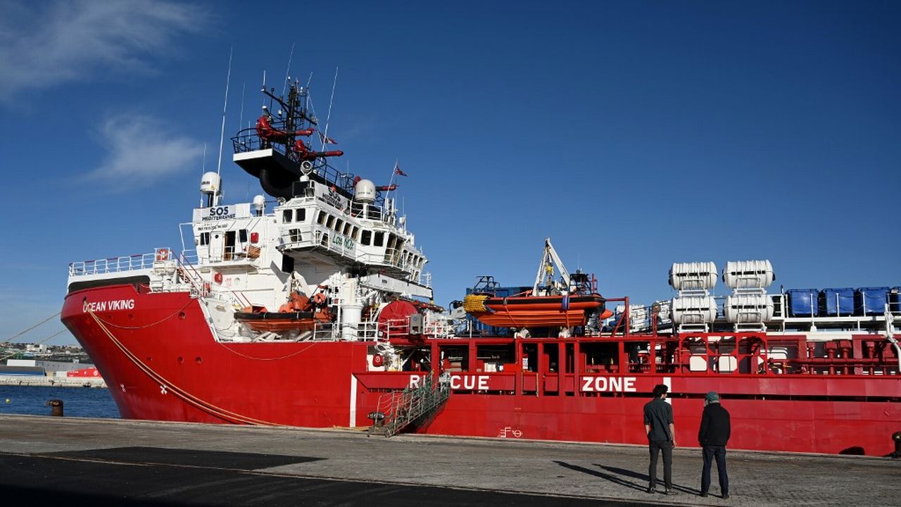 Bloqué pendant cinq mois en Sicile par les autorités italiennes, l'Ocean Viking, le navire de l'organisation, est en ce moment à Marseille pour y être ravitaillé.  [NICOLAS TUCAT - AFP]