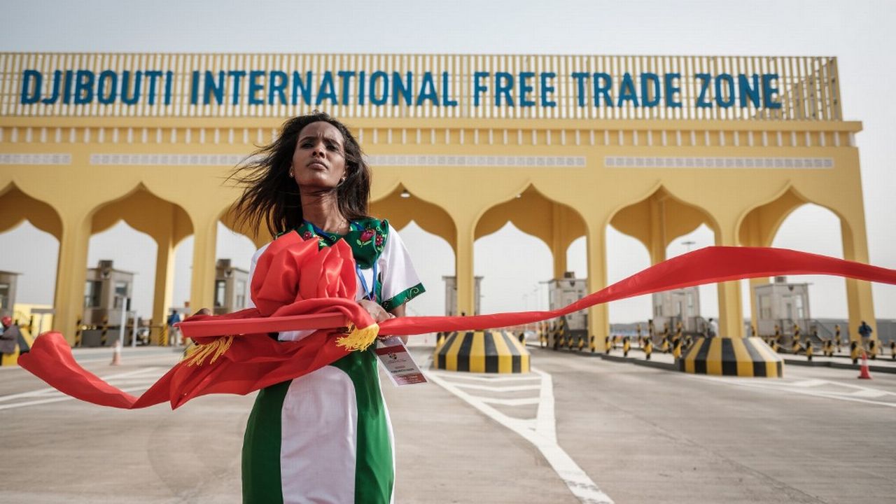 Le ruban est coupé devant le portail principal de la zone international de libre-échange de Djibouti, le 5 juillet 2018. [Yasuyoshi Chiba - AFP]