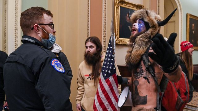 Jake A, ou le "loup de Yellowstone", membre du groupe Qanon, a fait irruption dans le Capitole. [Saul LOEB - AFP]