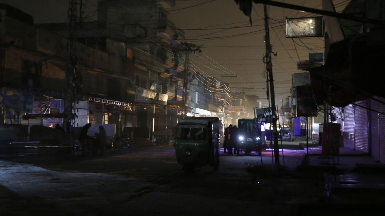 Une grande partie du Pakistan, dont toutes ses grandes villes, a été plongée dans le noir tôt dimanche suite à une gigantesque panne d'électricité.  [ANJUM NAVEED - KEYSTONE]