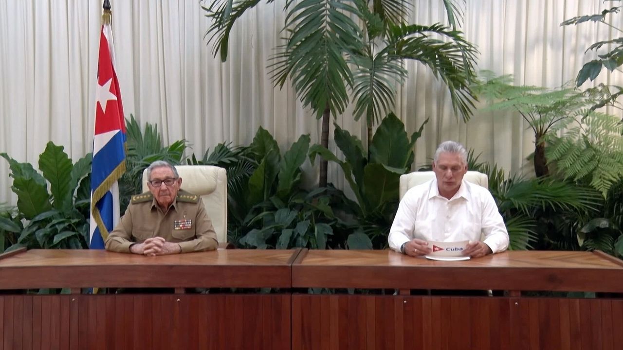 Le président cubain, Miguel Díaz-Canel (à droite) fait un discours à côté de Raúl Castro, ancien président. La Havane, le 1er janvier 2021. [Cuban Television - Keystone/epa]