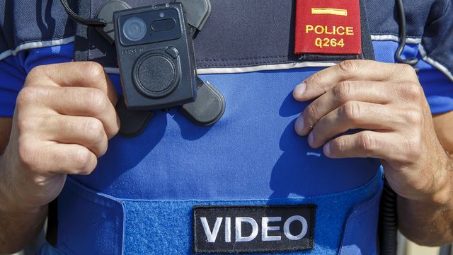 Les "caméras-piétons" des policiers lausannois, bien visibles, détendent les conflits. [Salvatore Di Nolfi - Keystone]