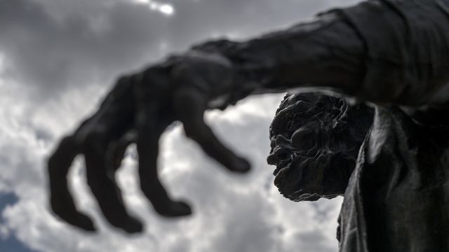 Statue de Frankenstein à Genève. [FABRICE COFFRINI - AFP]