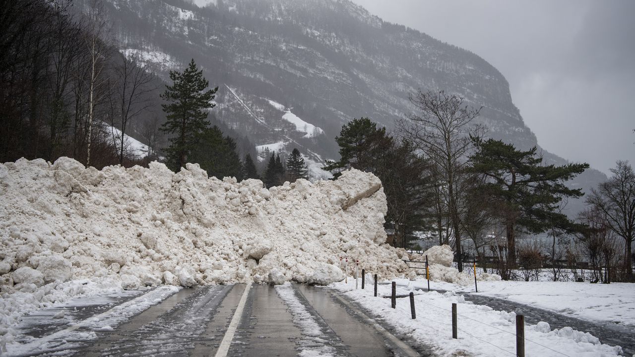 Une avalanche a recouvert la route reliant Seedorf à Bauen, dans le canton d'Uri. [Urs Flueeler - Keystone]