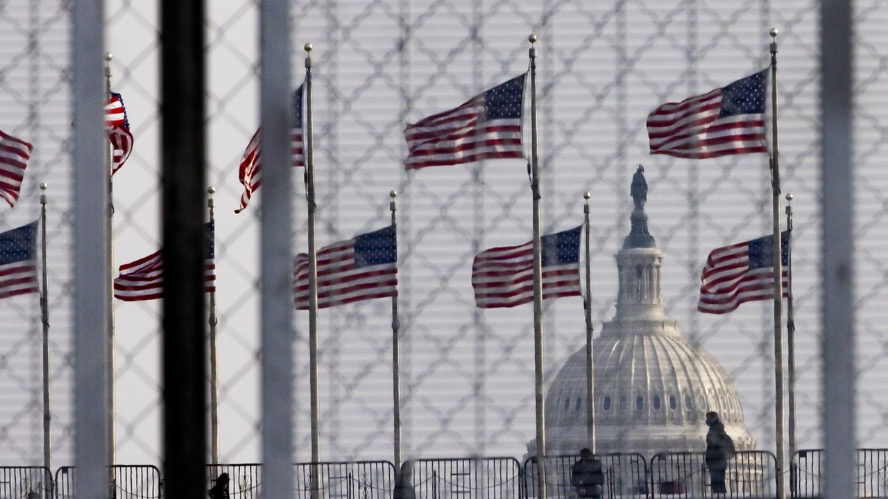 Des kilomètres de clôtures ont été érigés à Washington pour protéger le Capitole lors de la prestation de serment de Joe Biden. [Justin Lane - Keystone/EPA]