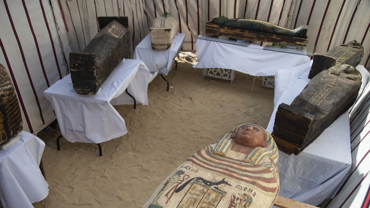 Des sarcophages en bois découverts dans le temple funéraire de la reine Nearit sur le site égyptien de Saqqarah. [Mohamed Hossam - Keystone/EPA]