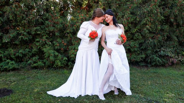 Elvira et Tamara célèbrent leur mariage à Polgradi le 6 novembre 2020, alors que le gouvernement hongrois de Viktor Orban interdit aux couples homosexuels de se marier et aux personnes transgenre de changer officiellement d'identité. [Bernadett Szabo - Reuters]