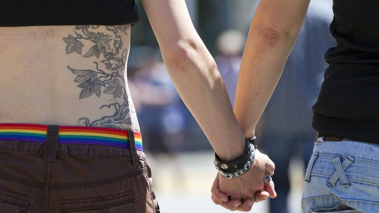 Deux personnes LGBTIQ+ se tiennent la main lors de la Pride de Zurich, le 16 juin 2012. [Alessandro Della Bella - Keystone]