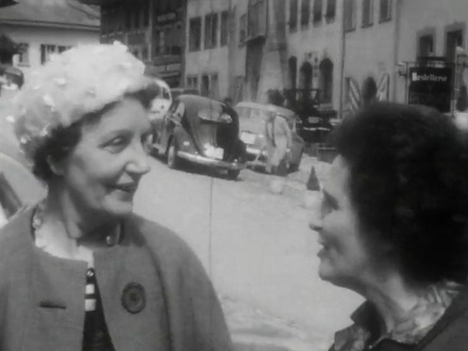 Maître Antoinette Quinche (à gauche) et Lotti Ruckstuhl, pionnières romandes du suffrage féminin, en 1962. [RTS]