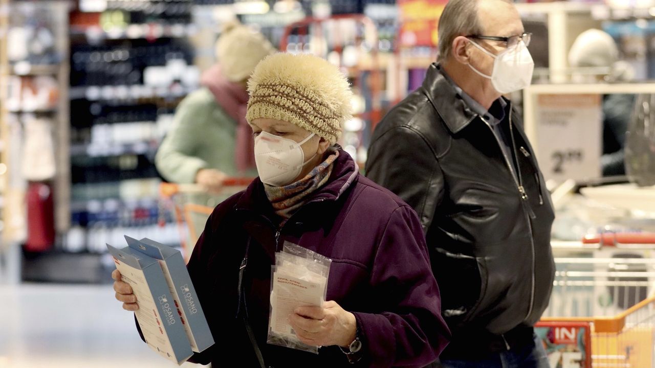 Les clients d'un supermarché de Vienne avec des masques FFP2. [AP Photo/Ronald Zak - Keystone]