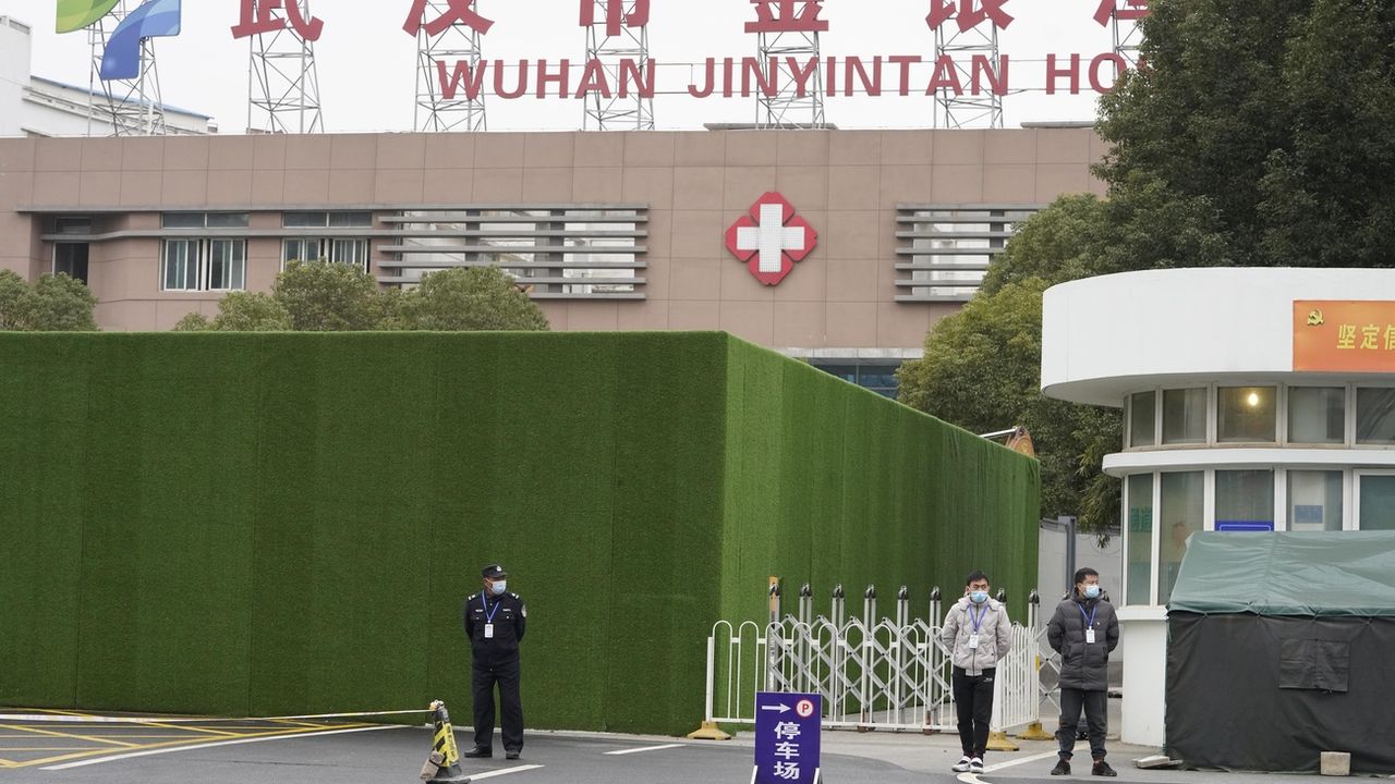 L'équipe de l'OMS s'est rendue dans la matinée, sous bonne escorte, à l'hôpital Jinyintan de Wuhan, le premier établissement à avoir accueilli des malades du Covid-19. Chine, le 30 janvier 2021. [Ng Han Guan - Keystone/AP photo]