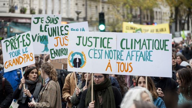 Une manifestation pour la justice climatique en décembre 2018 dans les rues de Paris. [Magali Cohen - Hans Lucas via AFP]