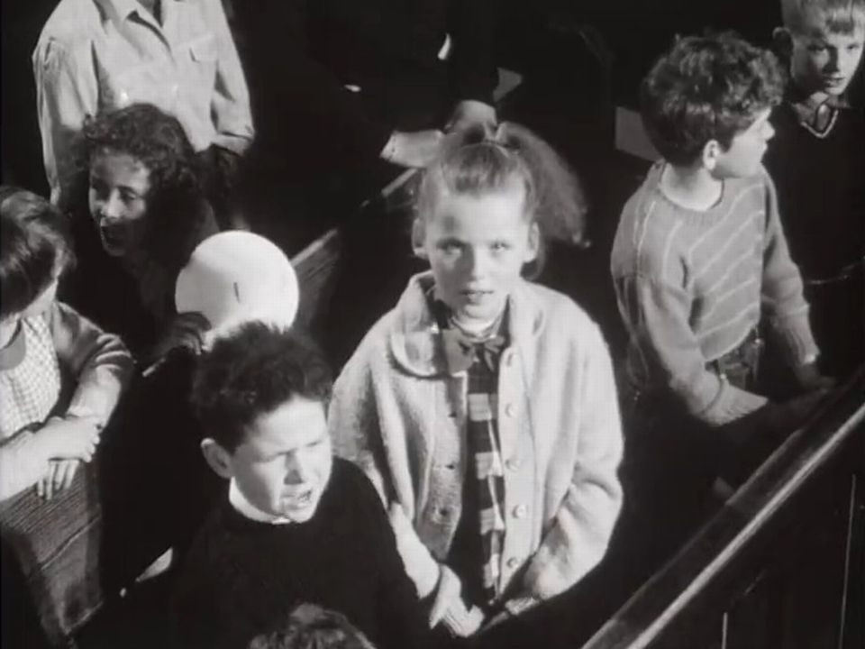 Enfants chantant en 1965. [RTS]