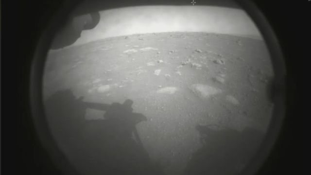 La première image de Mars envoyée par Perseverance juste après s'être posé sur la planète rouge. [NASA - AP]