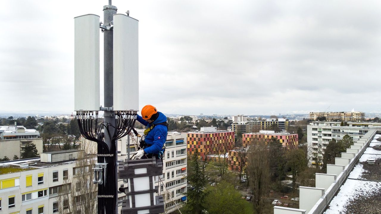 Installation d'une antenne 5G dans la quartier de la Gradelle, à Chêne-Bougeries (GE), le 5 avril 2019. [Leandre Duggan - Keystone]