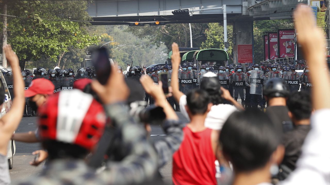 Les forces antiémeutes birmanes ont dispersé vendredi à Rangoun des centaines de personnes ayant manifesté contre le coup d'Etat.  [NYEIN CHAN NAING - KEYSTONE]