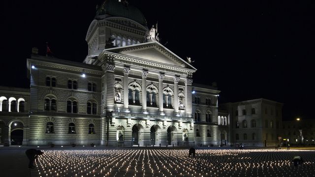 La Place fédérale à Berne couverte de bougies pour commémorer les personnes décédées de la Covid-19 (Coronavirus) en Févriver 2021. [Peter Schneider - Keystone]