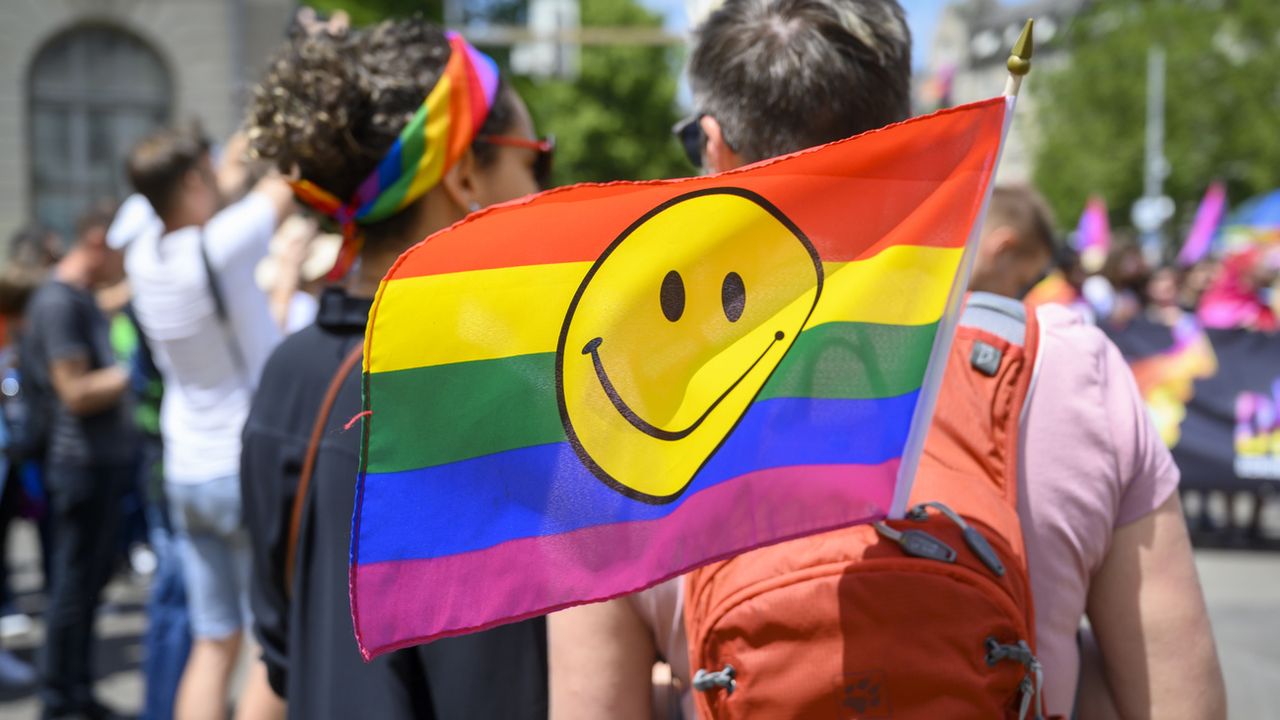 Deux personnes manifestent à la Gay Pride de Zurich, le 15 juin 2019. [Melanie Duchene - Keystone]