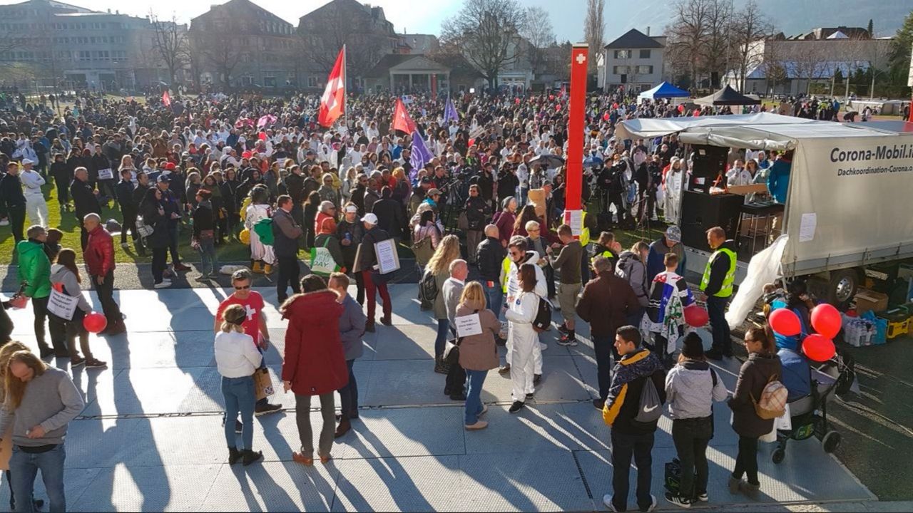 Plus de 4000 personnes ont manifesté samedi à Coire contre les mesures de lutte contre le coronavirus. [Roland Streuli - Twitter]