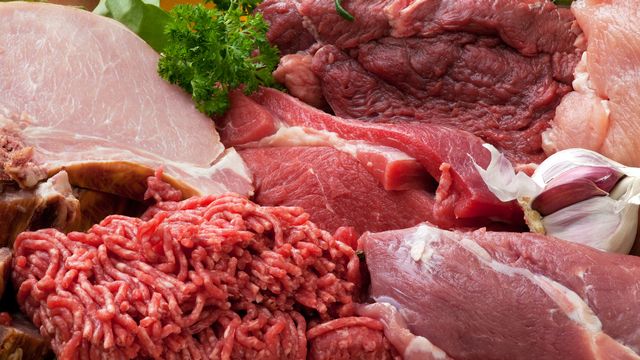 La viande, cʹest: un bien de consommation à la boucherie, une matière première à lʹabattoir, un animal à la ferme, un aliment dans notre assiette. [marischka - Depositphotos]