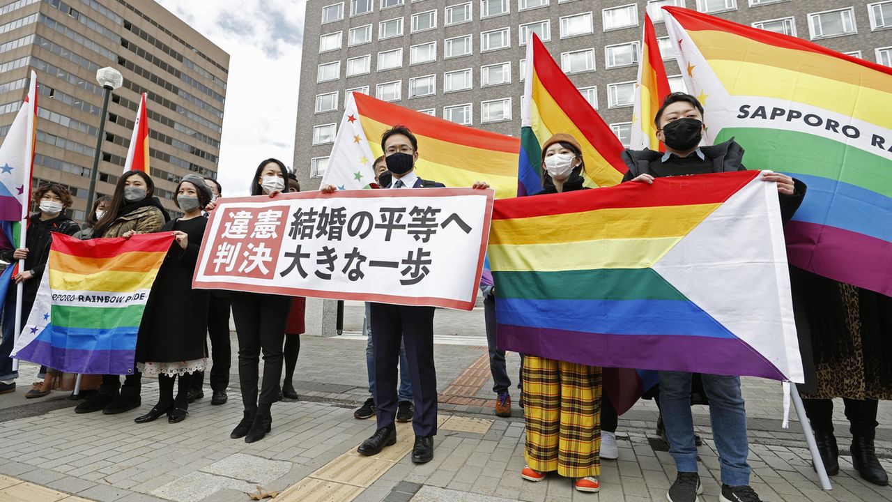 Les avocats des plaignants de Sapporo ont hissé devant le tribunal une banderole saluant sa décision sur l'anticonstitutionnalité du non respect du mariage homosexuel. [Yohei Fukai/Kyodo News via AP - Keystone]