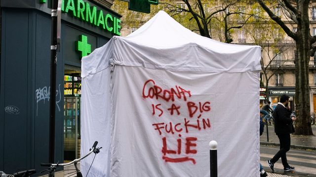 Un tag sur une tente de test antigénique dit "corona est un putain de MENSONGE", à Paris, en décembre 2020 [Jeanne Fourneau / Hans Lucas - AFP]
