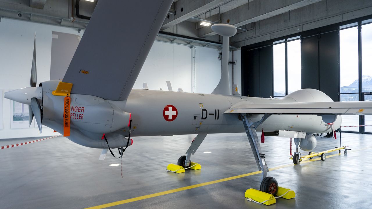 L'un des drones israéliens Hermes 900 HFE dans un hangar de l'armée à Emmen. [Georgios Kefalas - Keystone]