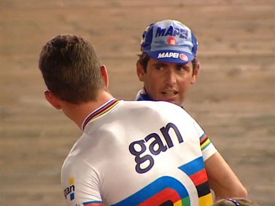 Le cycliste suisse Tony Rominger en conversation avec un autre cycliste. [RTS]