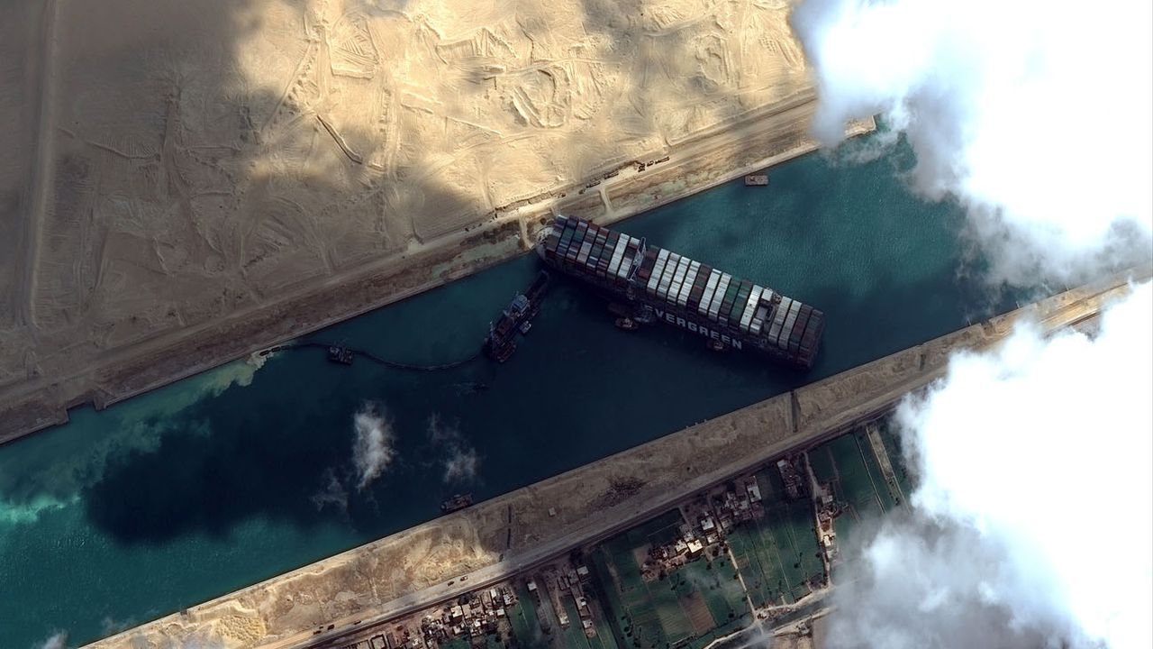 Photo satellite du porte-conteneurs MV Ever Given en travers du canal de Suez. [Â©Maxar Technologies/AP/Keystone]