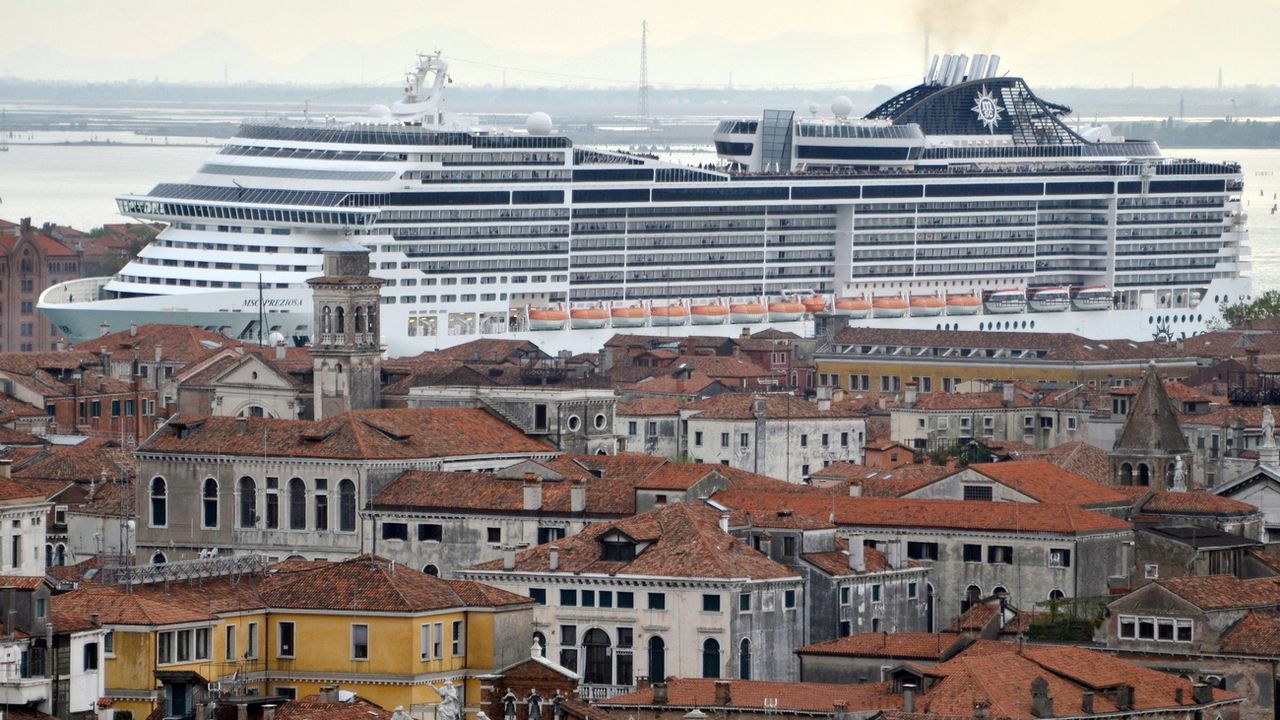 large cruise ships in venice