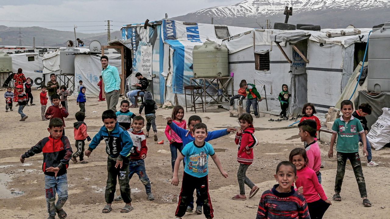 Ces petits réfugiés syriens font partie des nombreux enfants dont l'éducation est mise à mal par la situation économique et politique au Liban. [Nabil Mounzer - Keystone]