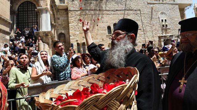 Un prêtre lors  la procession de Pâques Jérusalem. [GALI TIBBON - AFP]