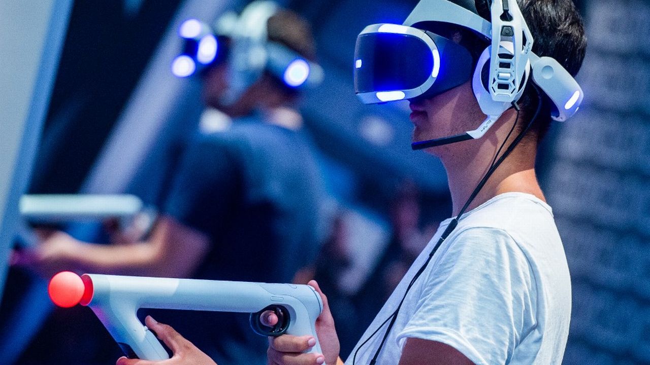 Un visiteur du salon gamescom équipé d'un casque de réalité virtuelle. [Christophe Gateau  - dpa / AFP]