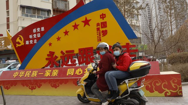 Une propagande chinoise dans la ville d'Aksou dans le Xinjiang. [Ng Han Guan - AP Photo/Keystone]