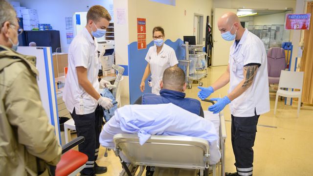 L'âge des patients hospitalisés pour Covid diminue en Suisse. [Laurent Gillieron - Keystone]