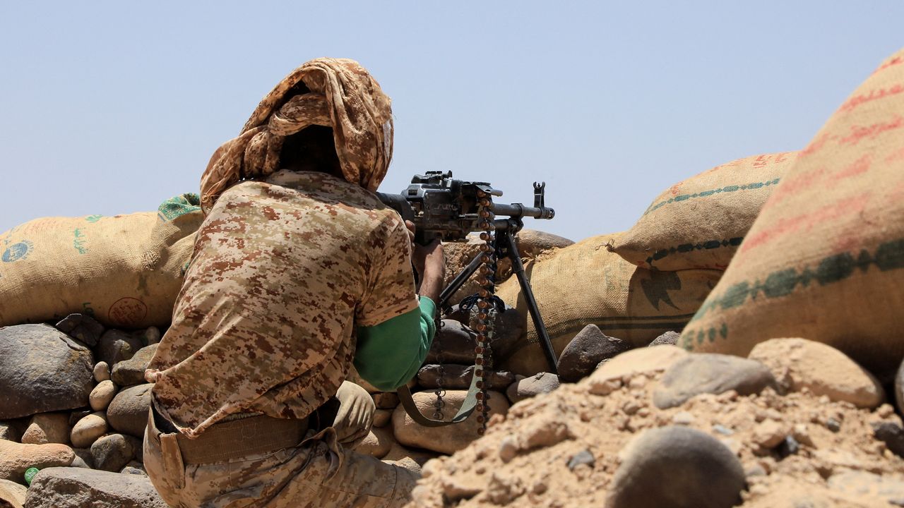 Un soldat loyaliste tient sa position face lors de l'offensive des rebelles Houthis contre la ville de Marib, au Yémen. [STR - AFP]