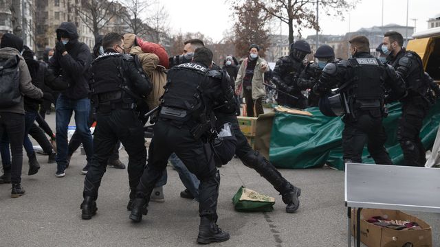 Affrontements entre policiers et manifestants à Genève. [Salvatore Di Nolfi - Keystone]