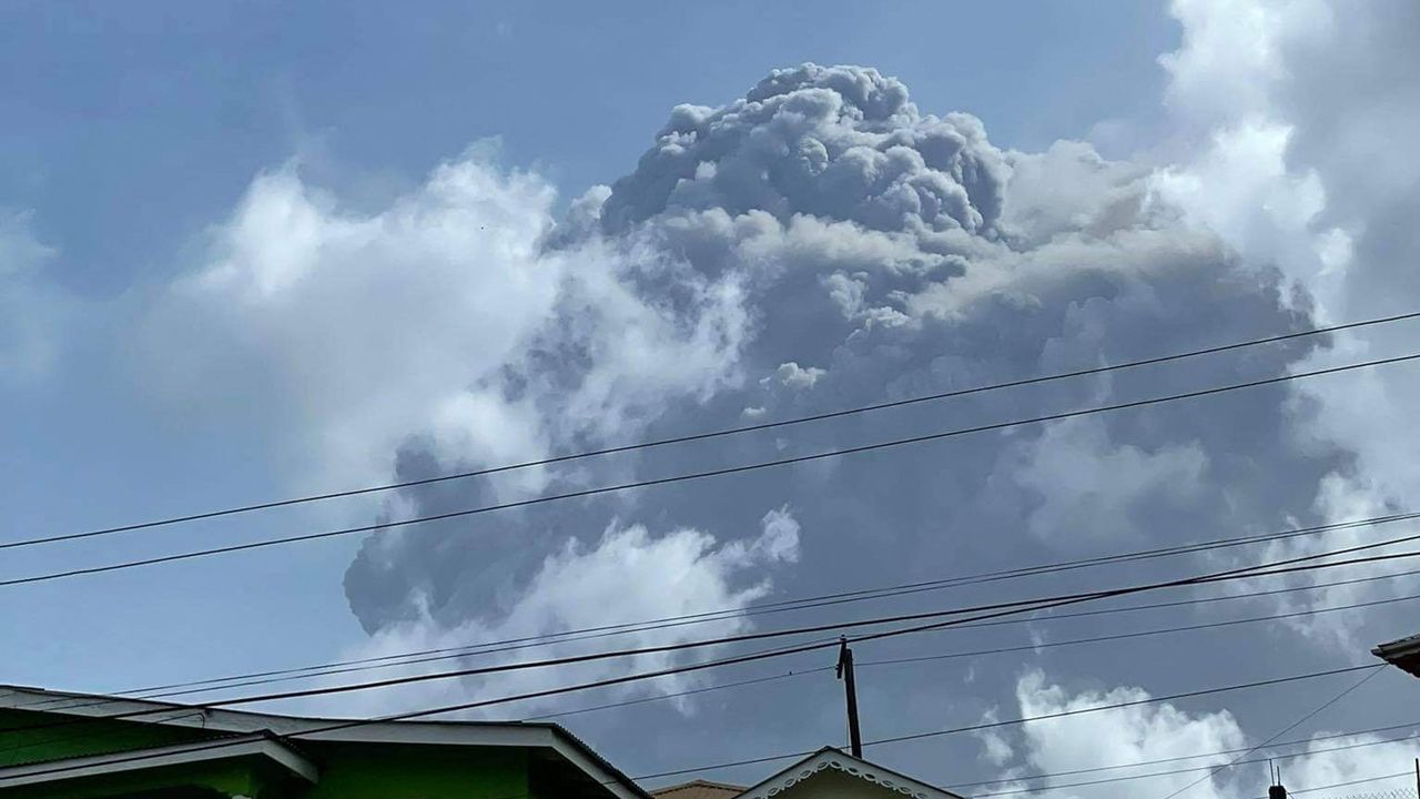 L'éruption du volcan La Soufrière à St-Vincent a provoqué un vent de panique sur l'archipel. [Zen Punnett - AFP]