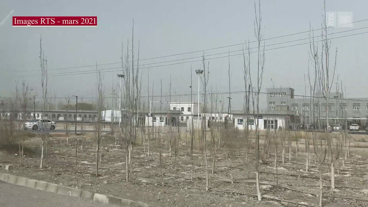 Approche d'un camp de détention présumé dans le Xinjiang [RTS]